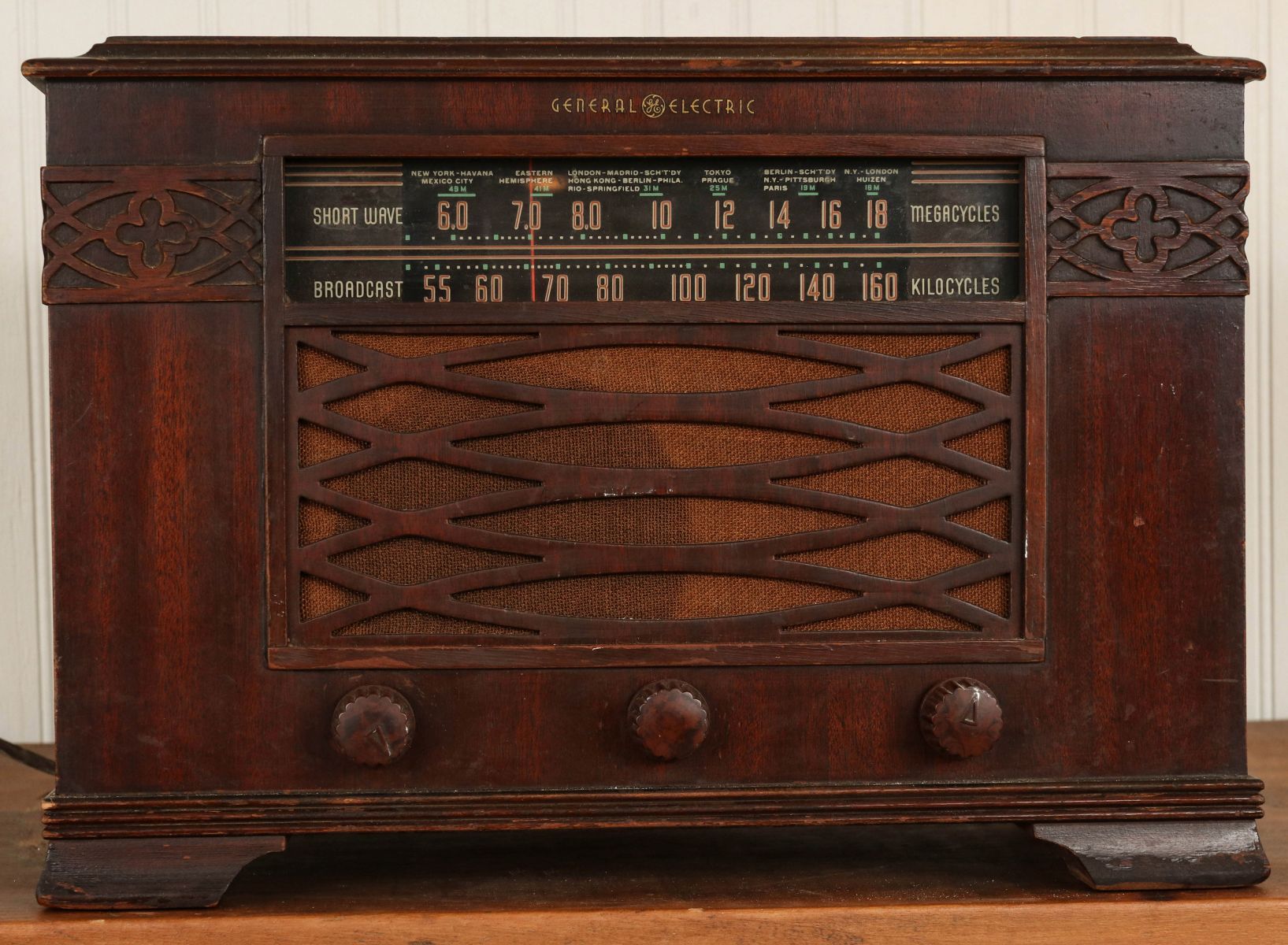 A 1930s WOOD CASE TABLE TOP RADIO