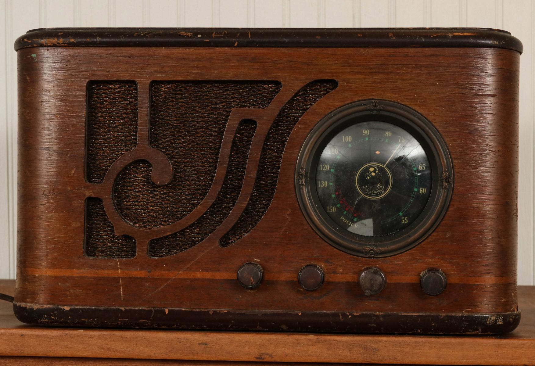 A 1930s WOOD CASE TABLE TOP RADIO