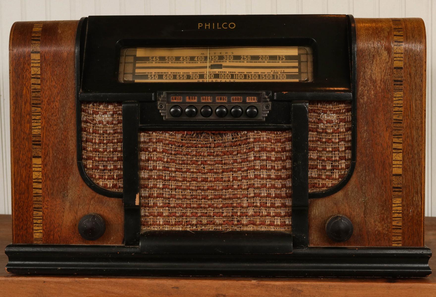 A 1930s WOOD CASE TABLE TOP RADIO