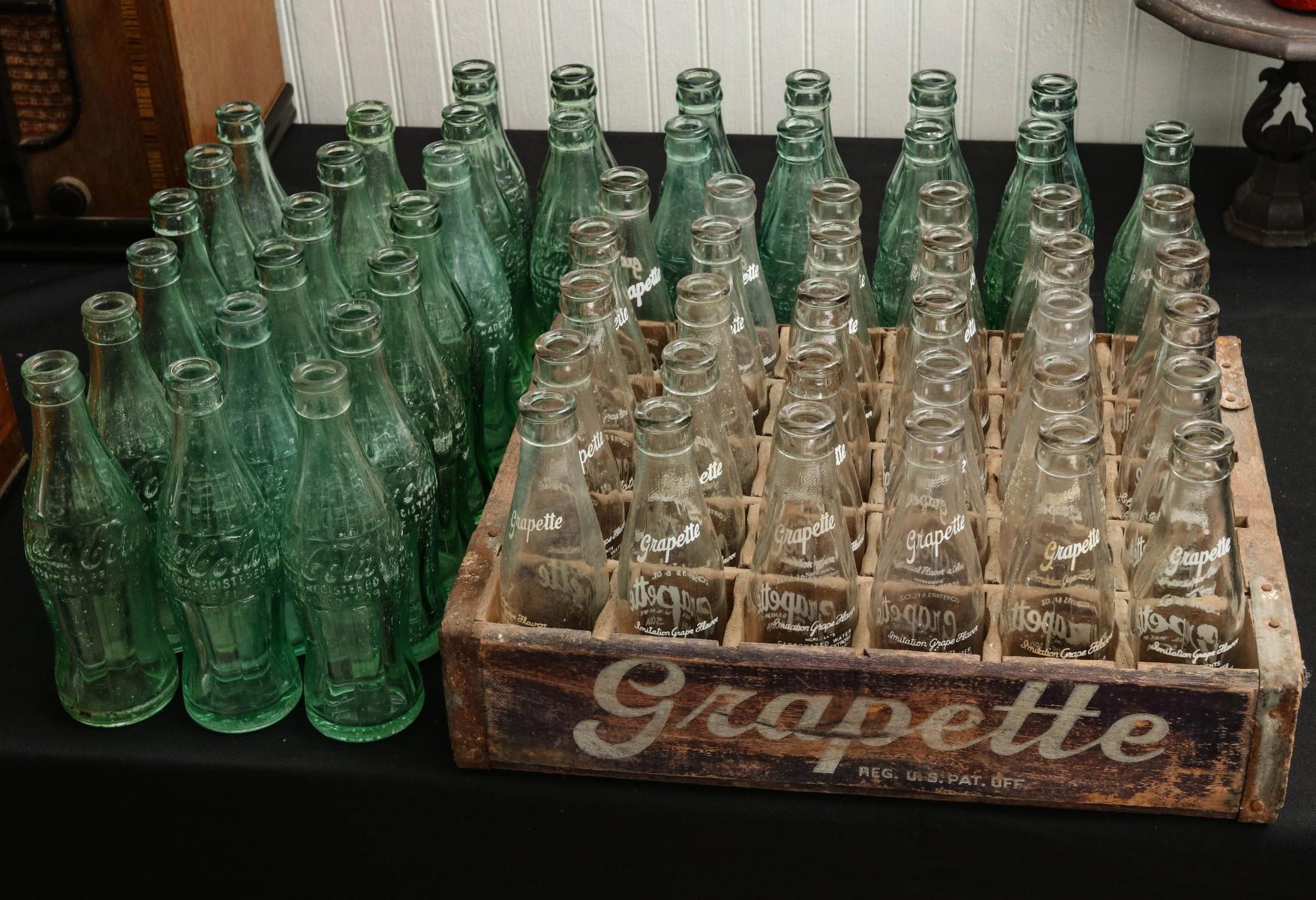 GRAPETTE WOOD CASE AND BOTTLES, PLUS COKE BOTTLES