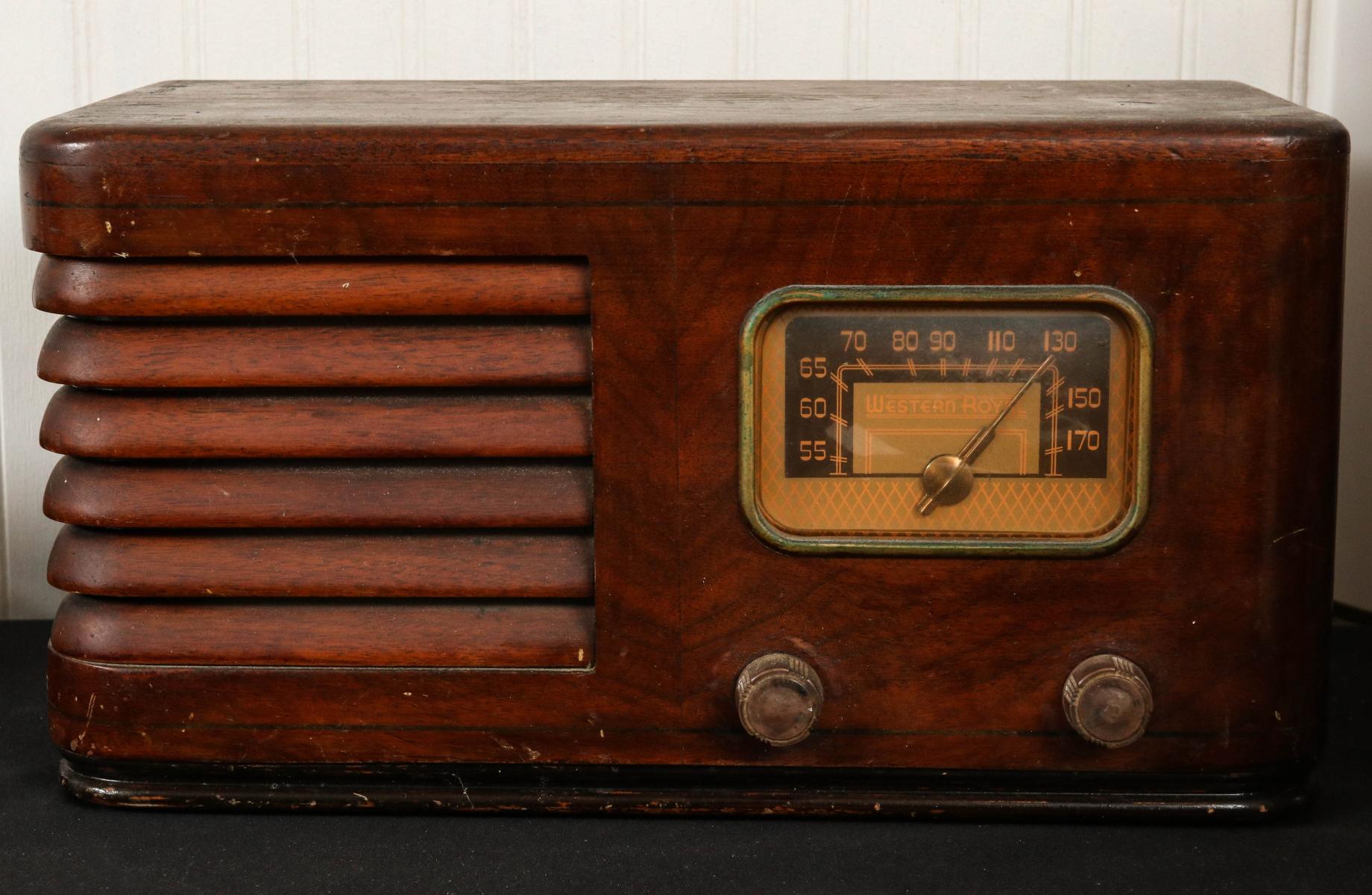 A 1930s WOOD CASE TABLE TOP RADIO