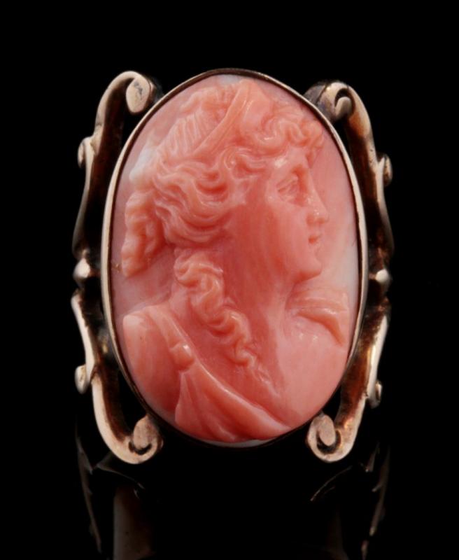 AN ANTIQUE 10K GOLD CARVED CORAL CAMEO RING