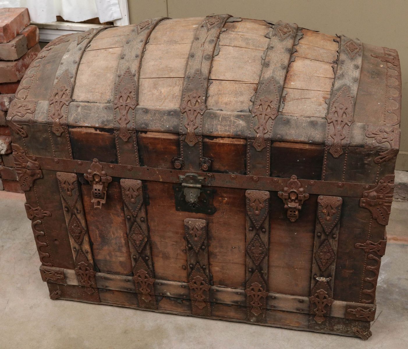 A VICTORIAN WOOD SLAT 'HUMP BACK' TRAVEL TRUNK