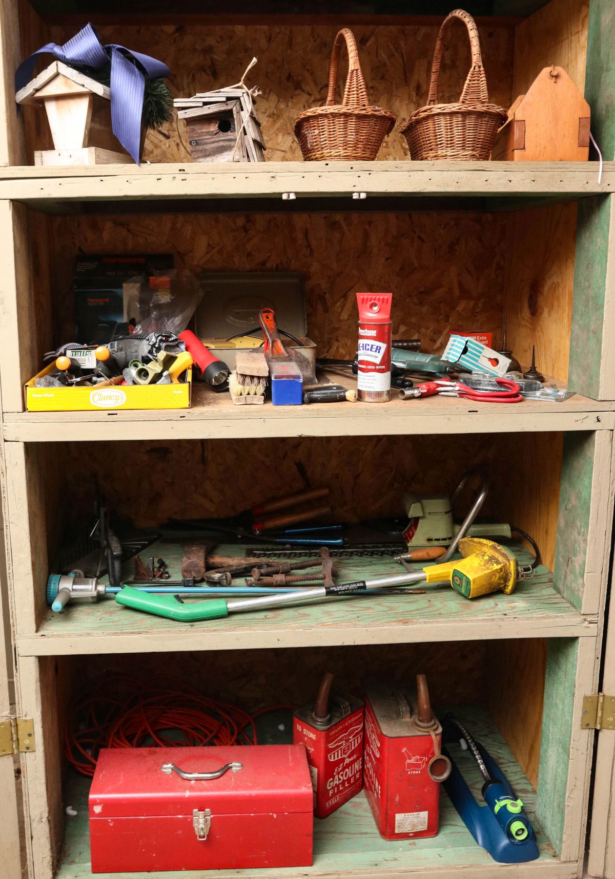 AN ESTATE LOT OF HOUSEHOLD AND OR GARAGE ITEMS