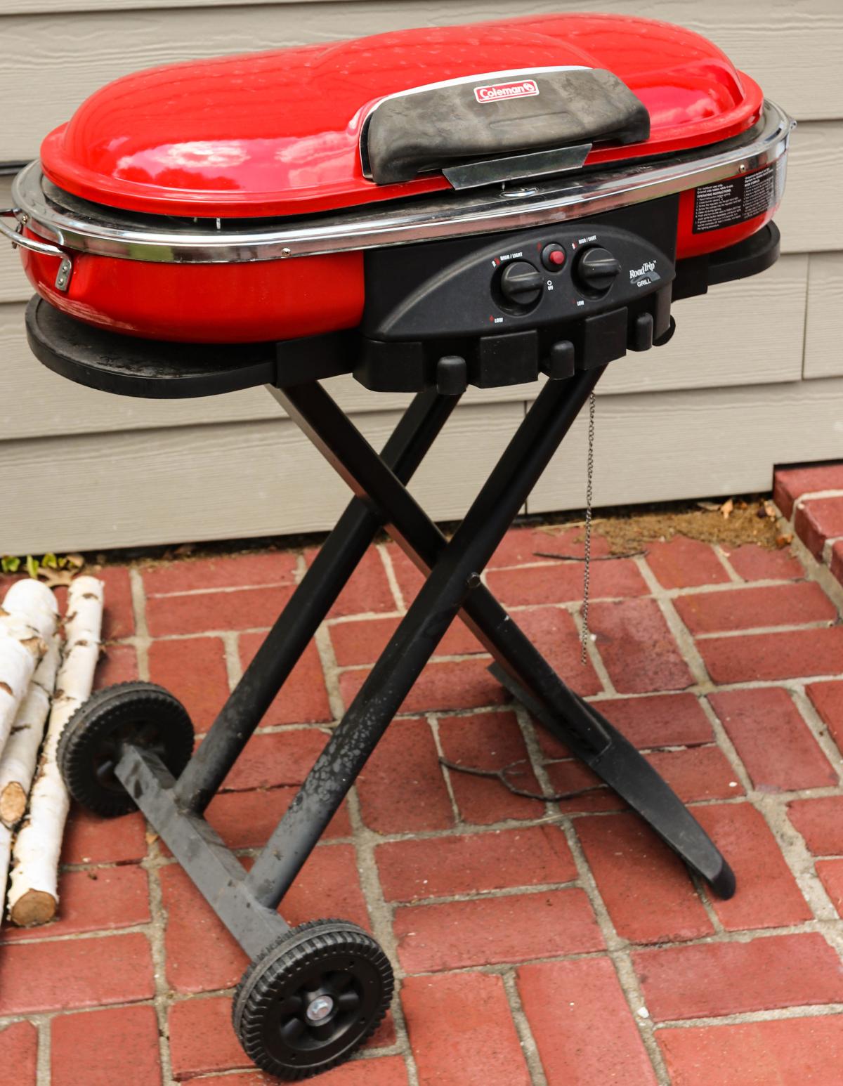 A COLEMAN 9949A PORTABLE GAS GRILL