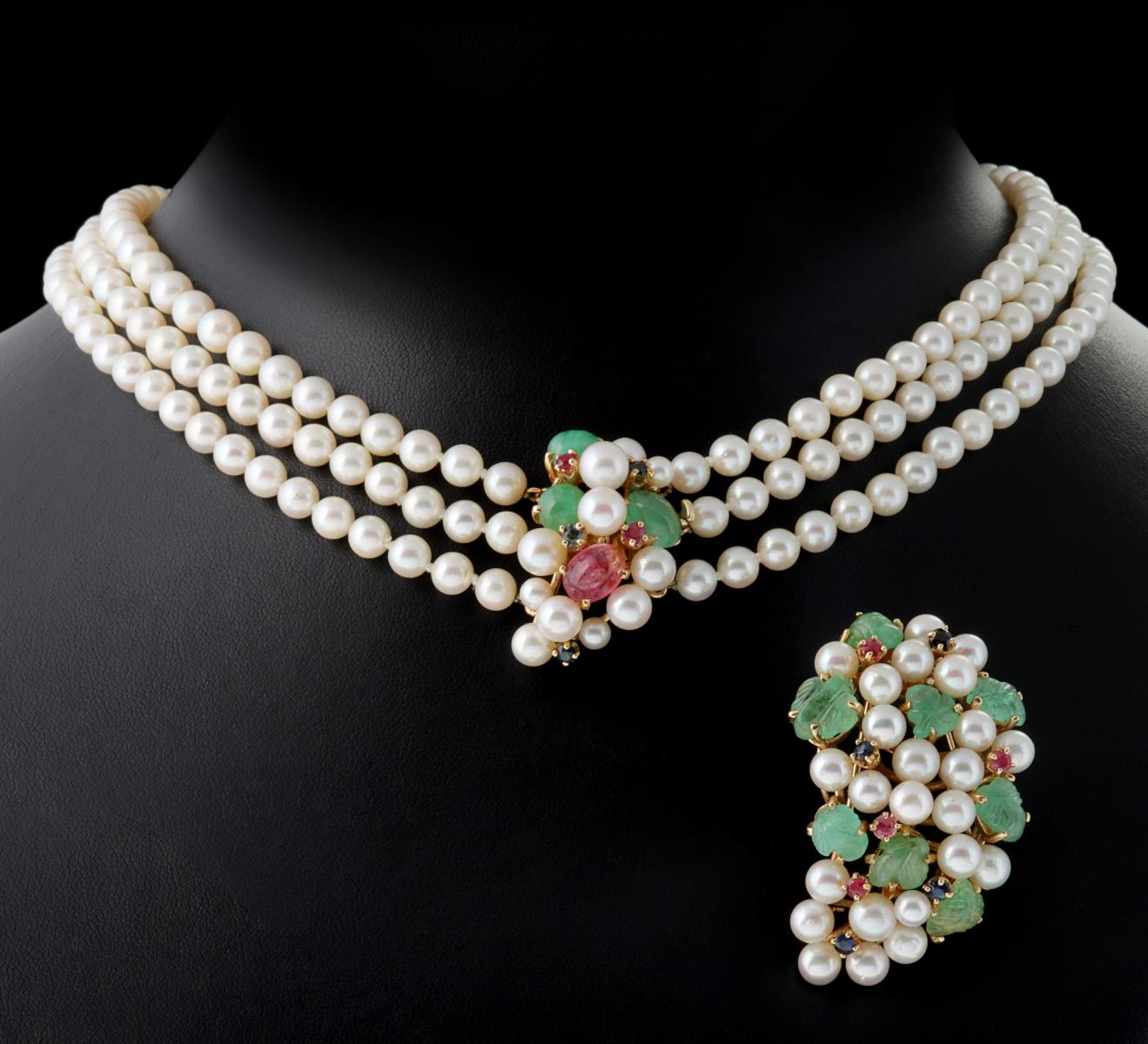 A THREE-STRAND PEARL CHOKER WITH 14K GEMSTONE CLIP