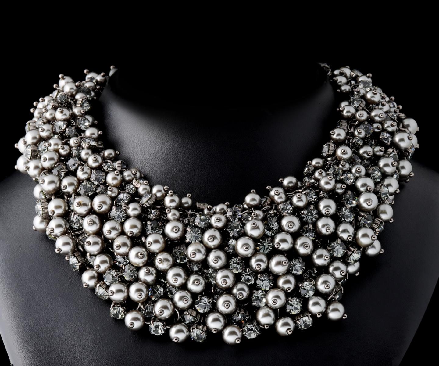 AN ELABORATE GUNMETAL PEARL AND RHINESTONE COLLAR