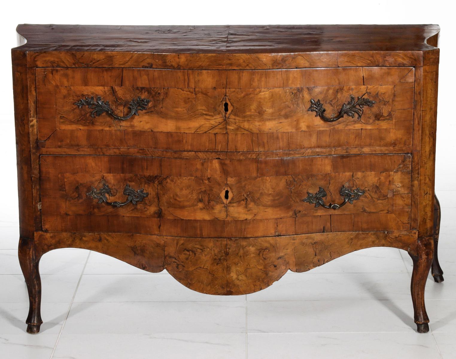 A GOOD 18TH CENTURY ITALIAN BURR WALNUT COMMODE