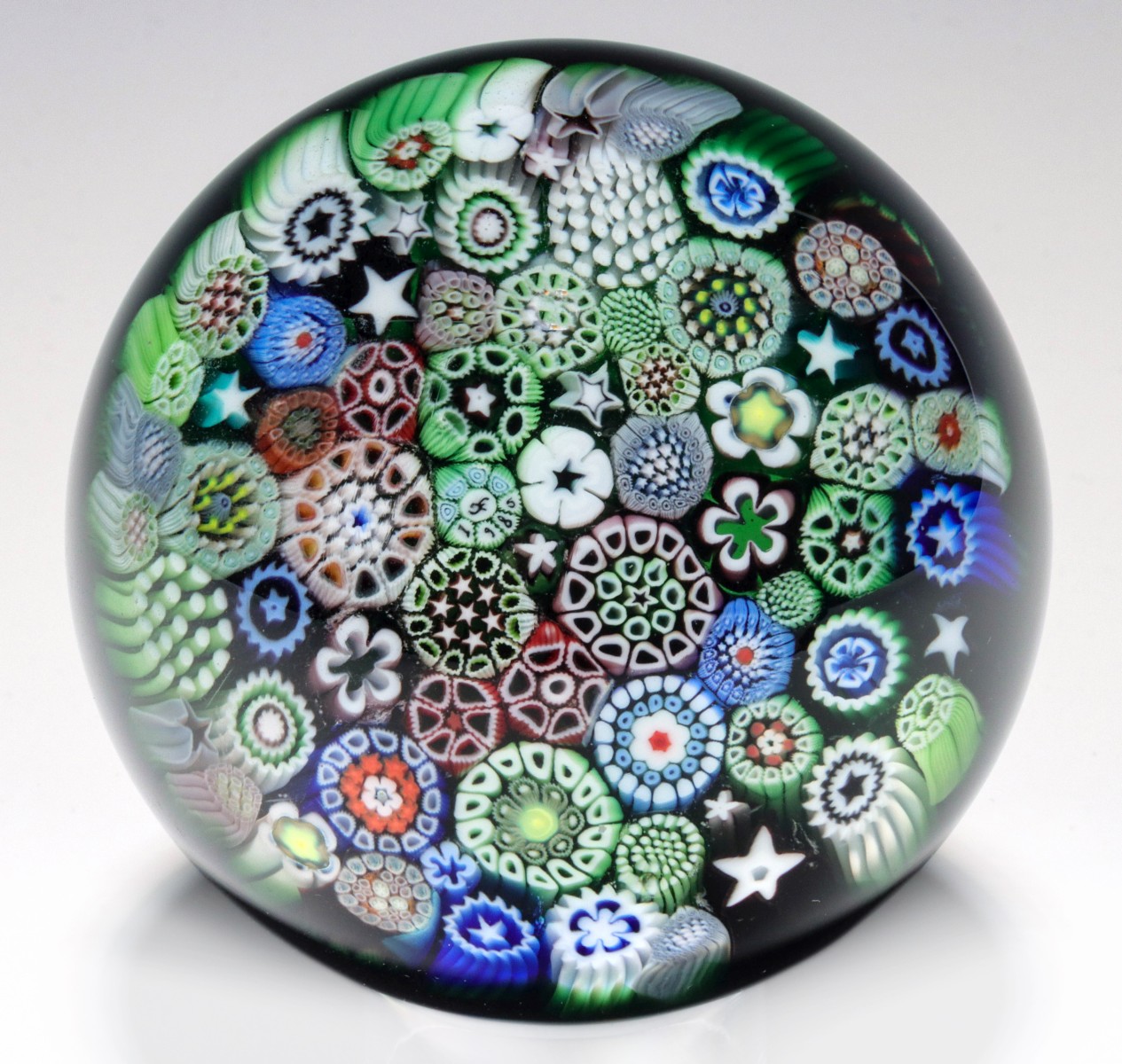 AN ORIENT AND FLUME CLOSEPACK MILLEFIORI PAPERWEIGHT