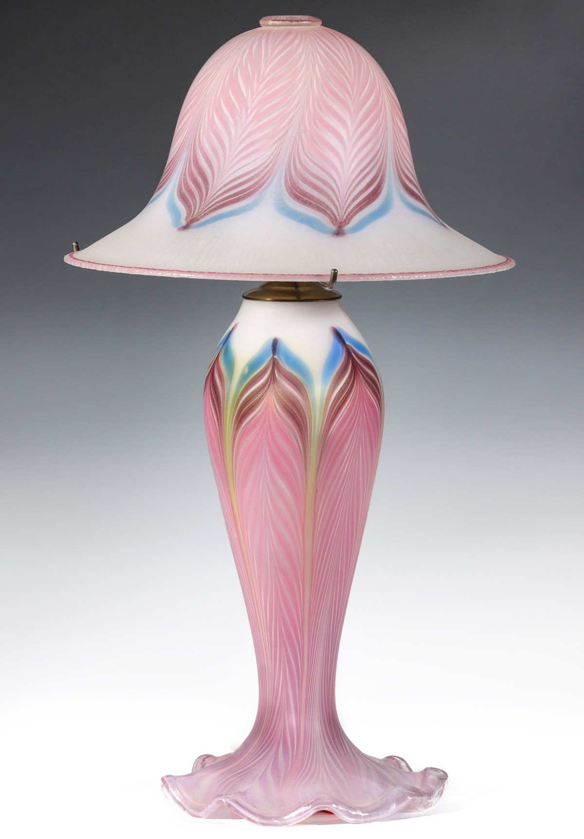 A VANDERMARK MERRITT PULLED FEATHER ART GLASS LAMP