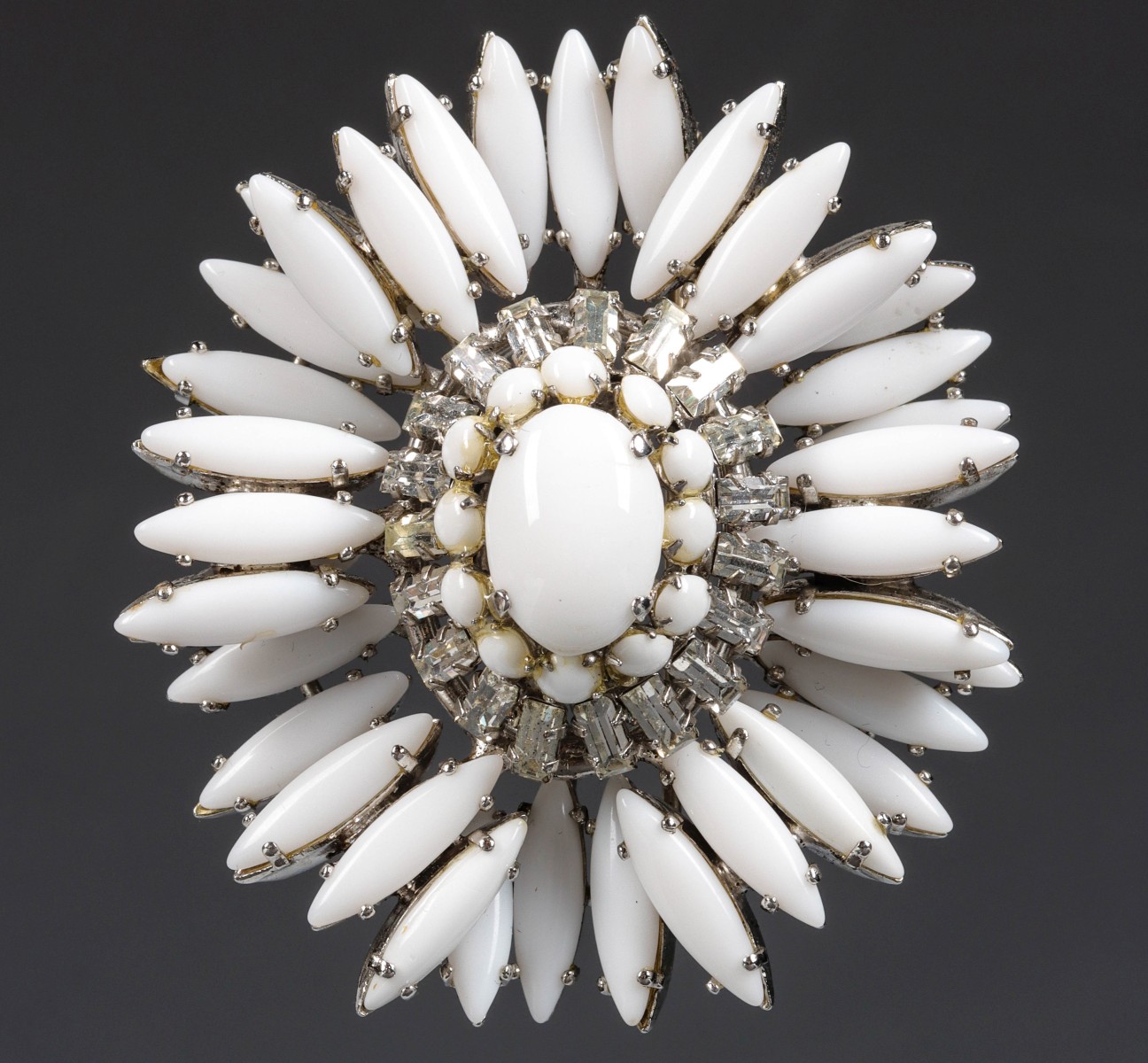 A FINE LARGE COSTUME JEWELRY BROOCH SIGNED SCHREINER