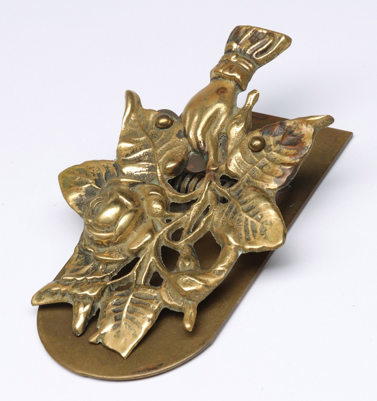 A CIRCA 1920s ORNATE BRASS LETTER CLIP