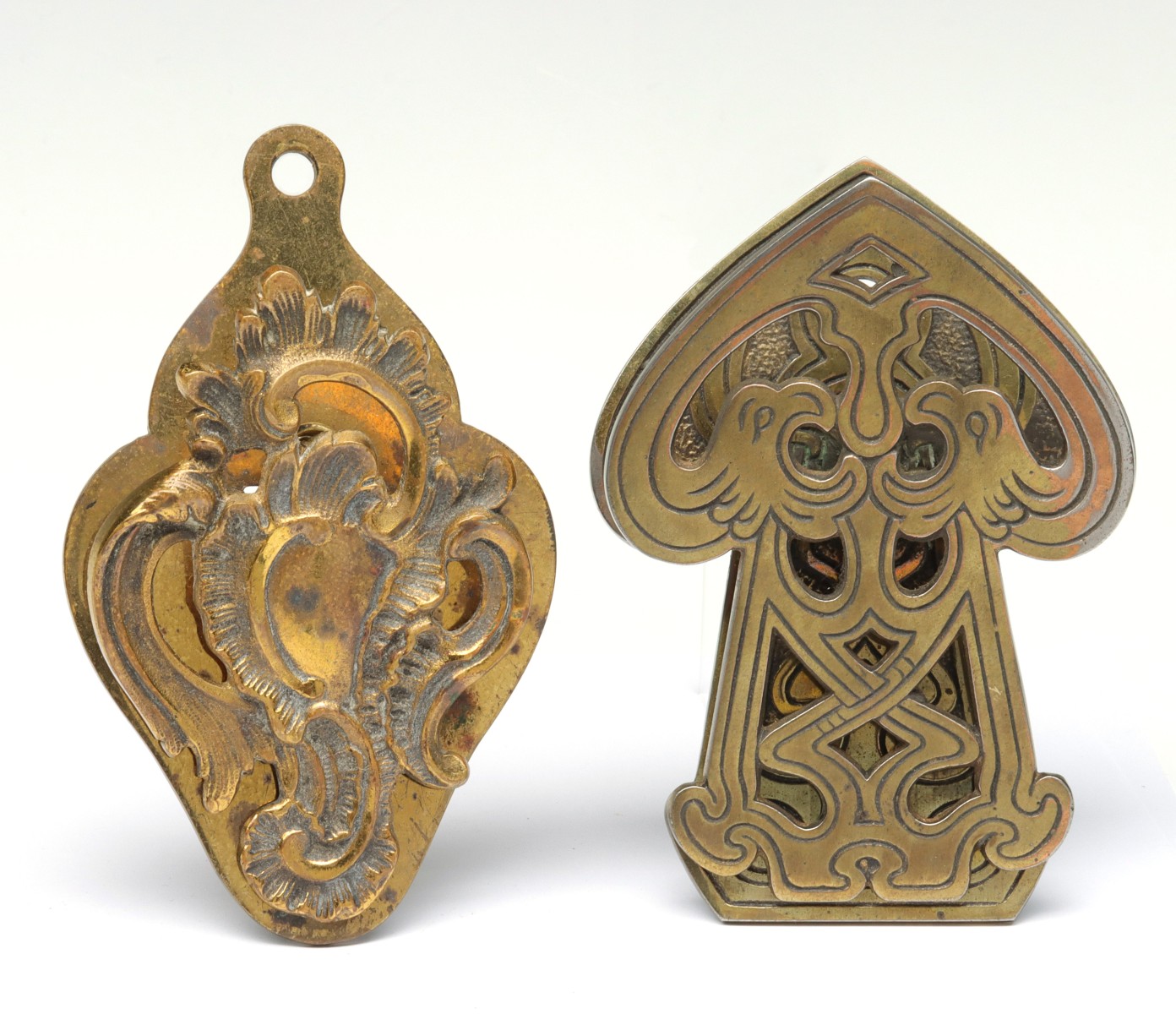 A CIRCA 1920s ORNATE BRASS FIGURAL LETTER CLIPS