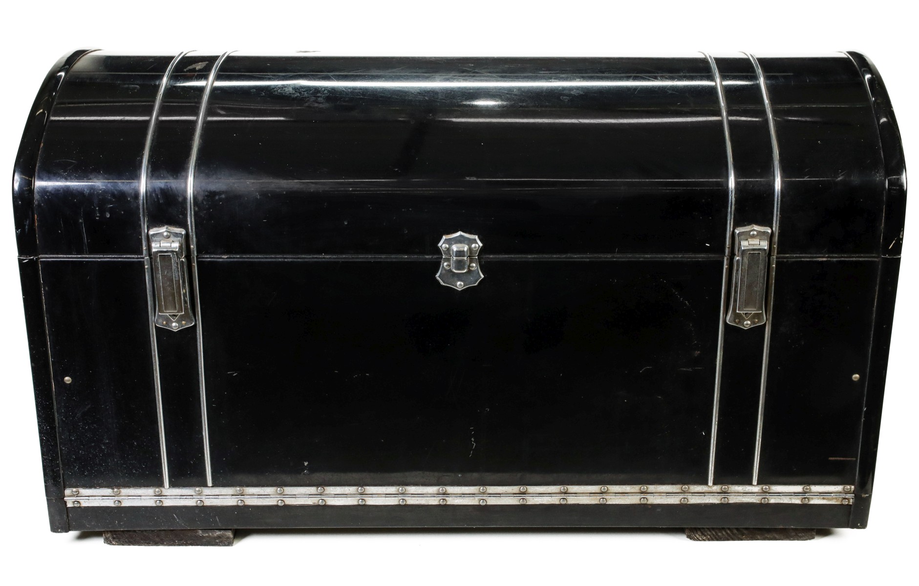 AN EARLY 20TH CENTURY AUTOMOBILE TRUNK
