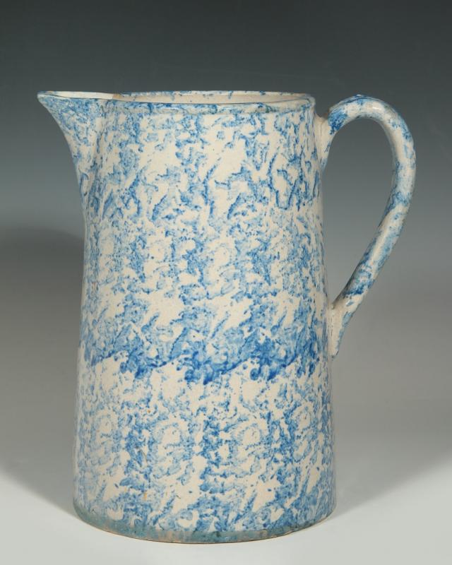 AN ANTIQUE BLUE & WHITE SPONGE DECORATED PITCHER 