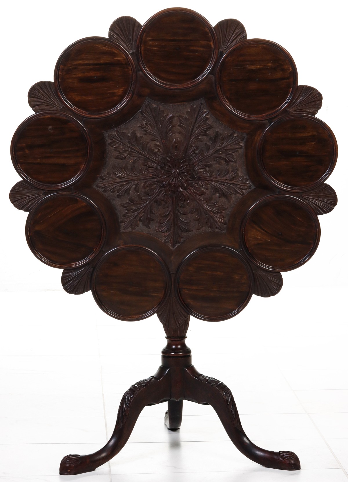 A FINE GEORGIAN CARVED MAHOGANY TILT TOP SUPPER TABLE