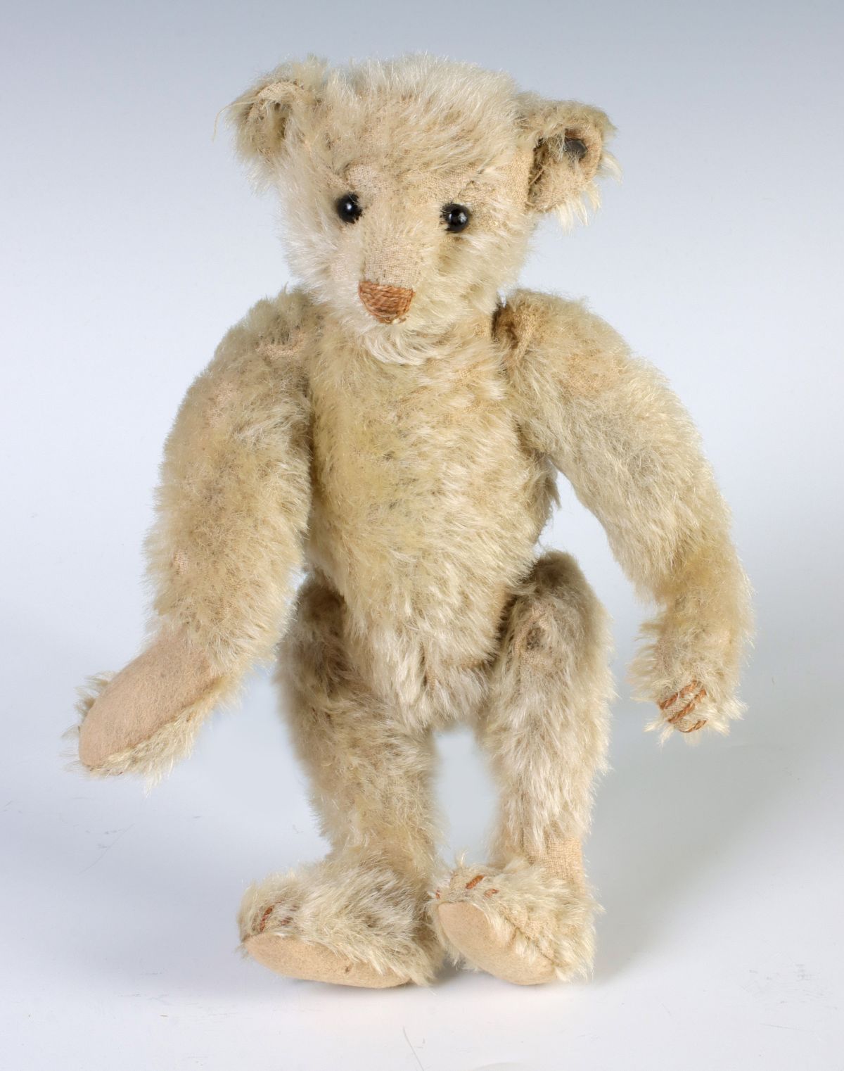 A NICE EARLY WHITE MOHAIR STEIFF BEAR WITH PLAIN BUTTON