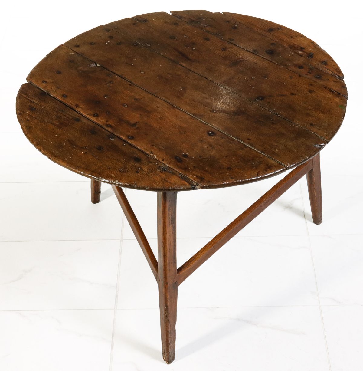 A 17TH/18TH CENTURY ELM CRICKET TABLE