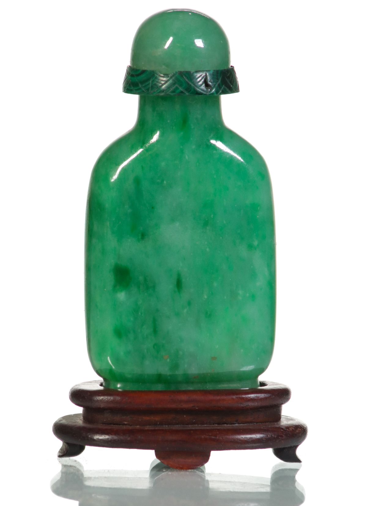 A QING DYNASTY JADEITE SNUFF BOTTLE WITH MALACHITE