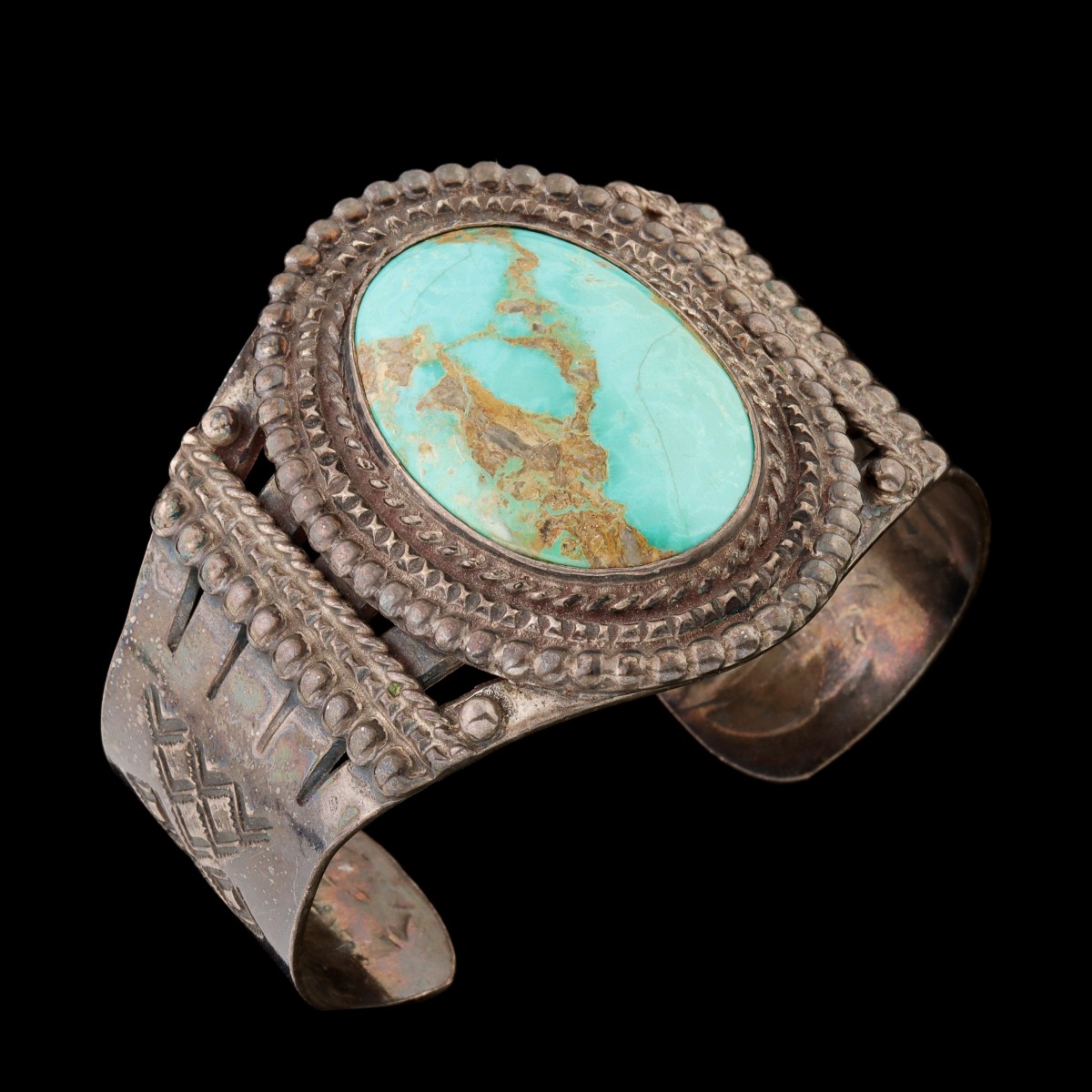 A VINTAGE NAVAJO STERLING SILVER CUFF WITH TURQUOISE