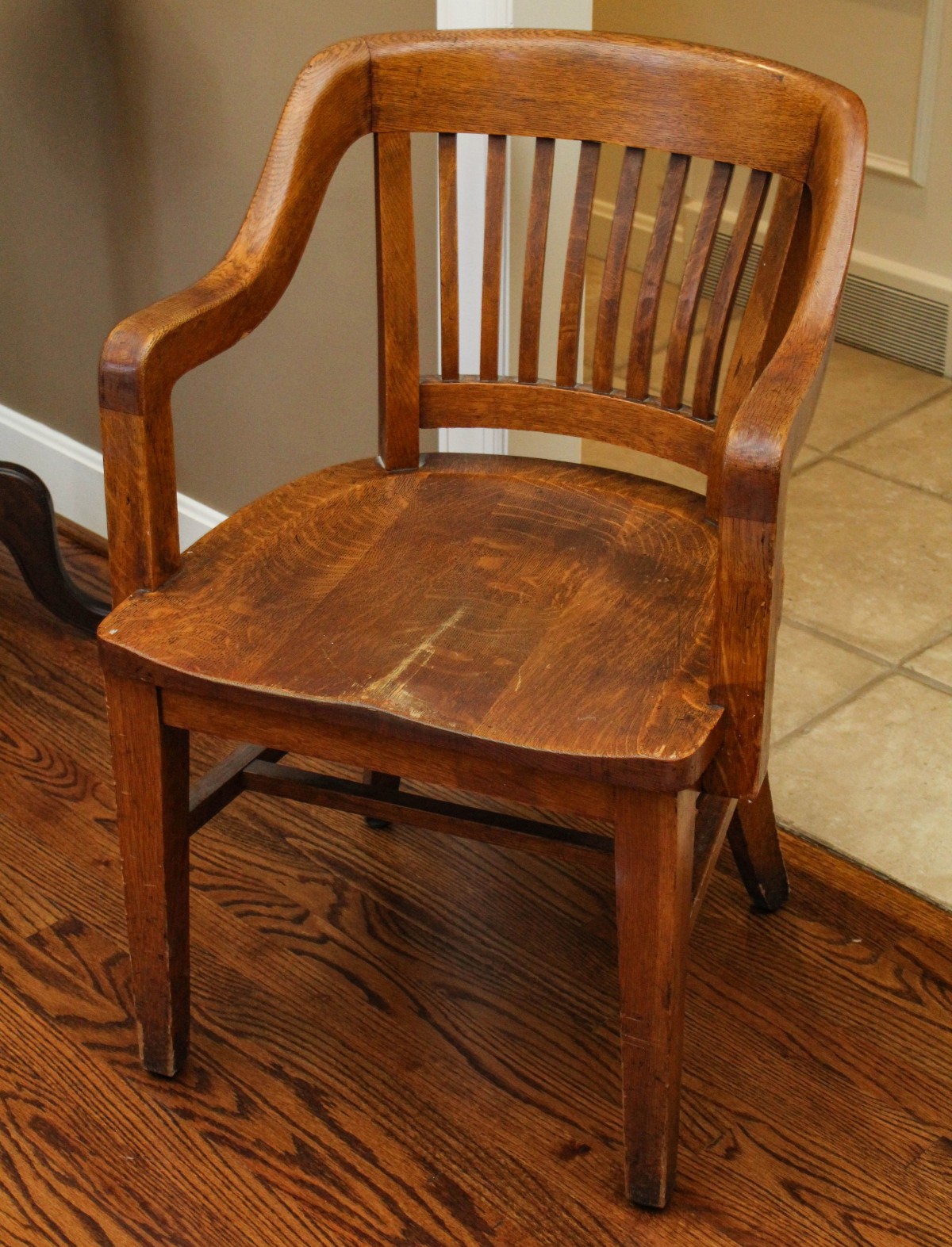 A VINTAGE OAK OFFICE ARM CHAIR