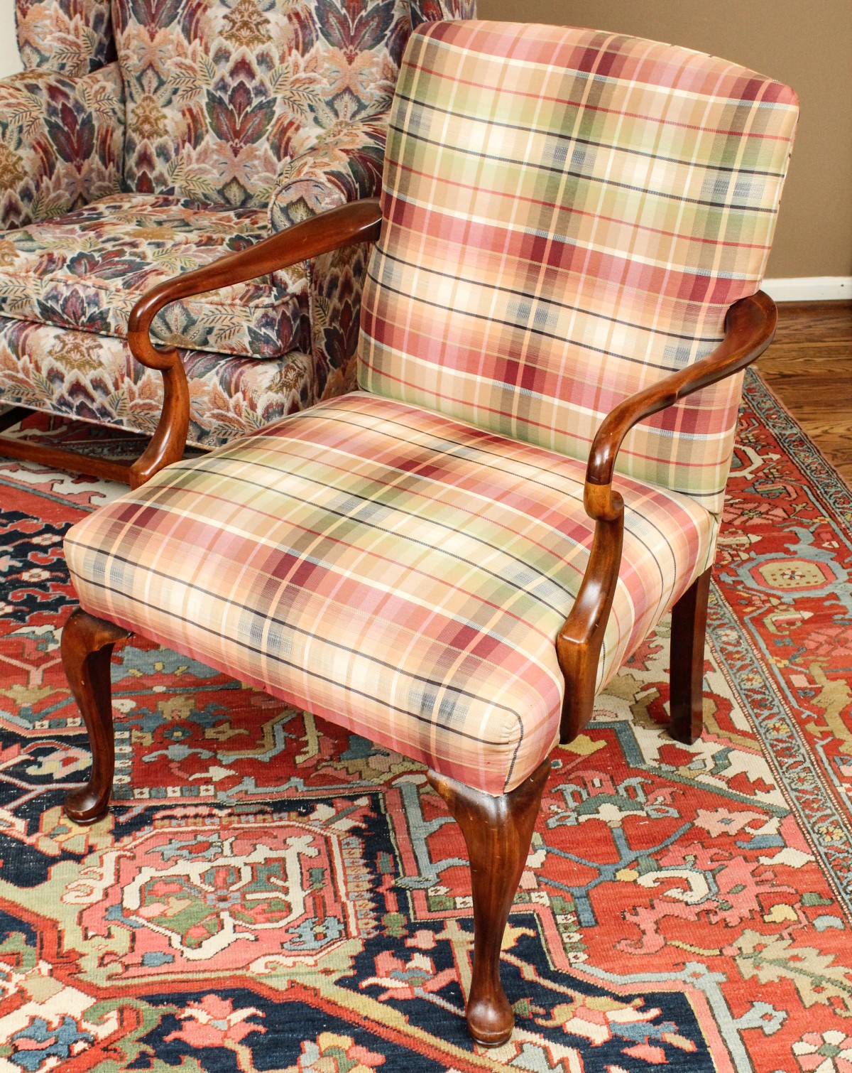 A NICE OPEN ARM OCCASIONAL CHAIR IN PLAID FABRIC