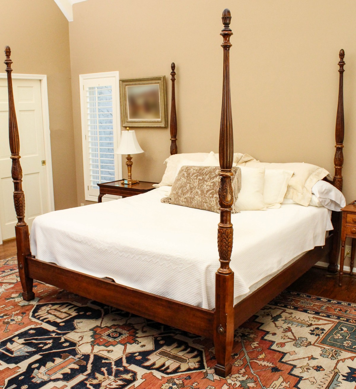 A FINE QUALITY CARVED HARDWOOD KING SIZE FOUR POST BED