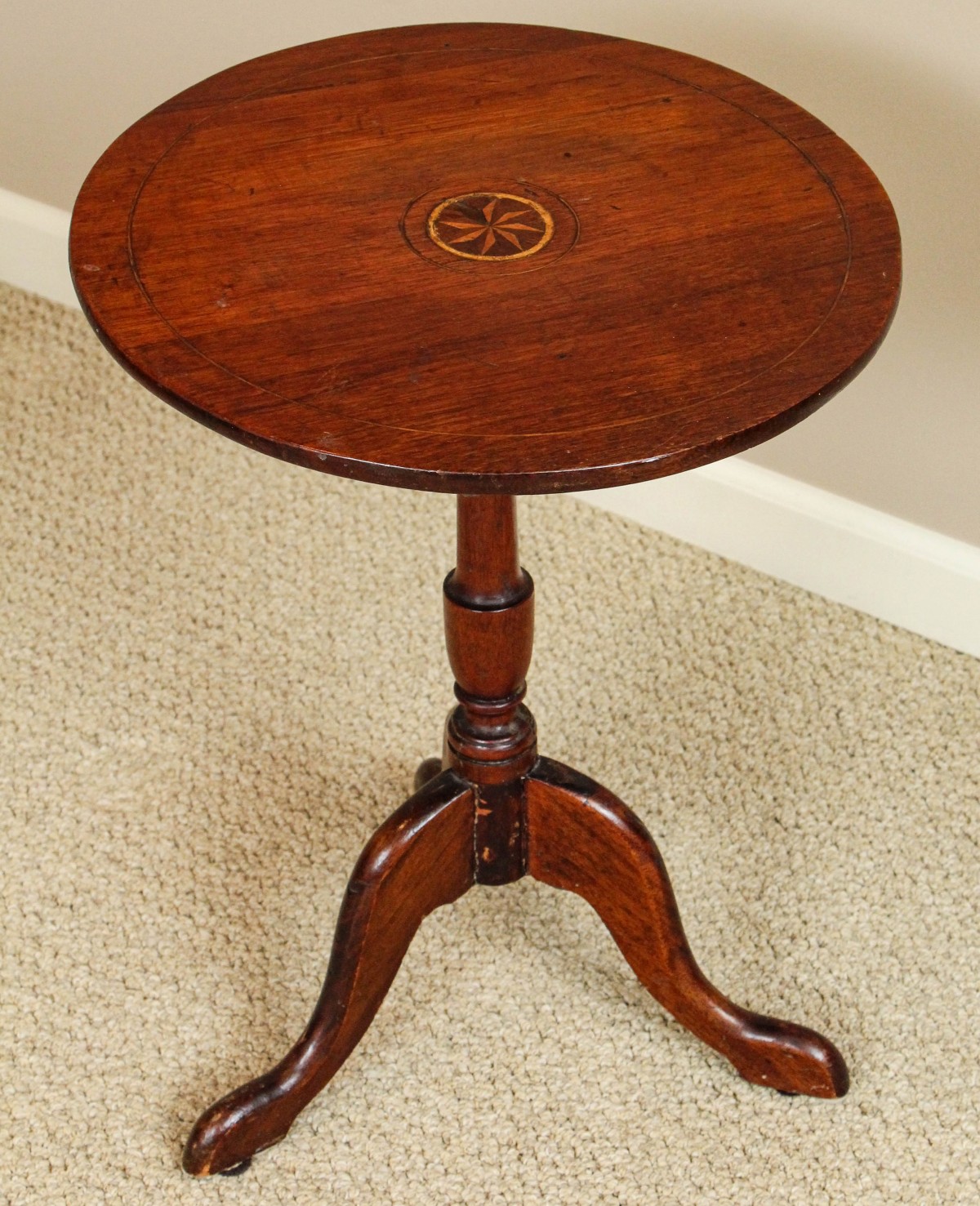 A 19TH CENTURY TILT TOP TEAT TABLE WITH INLAY