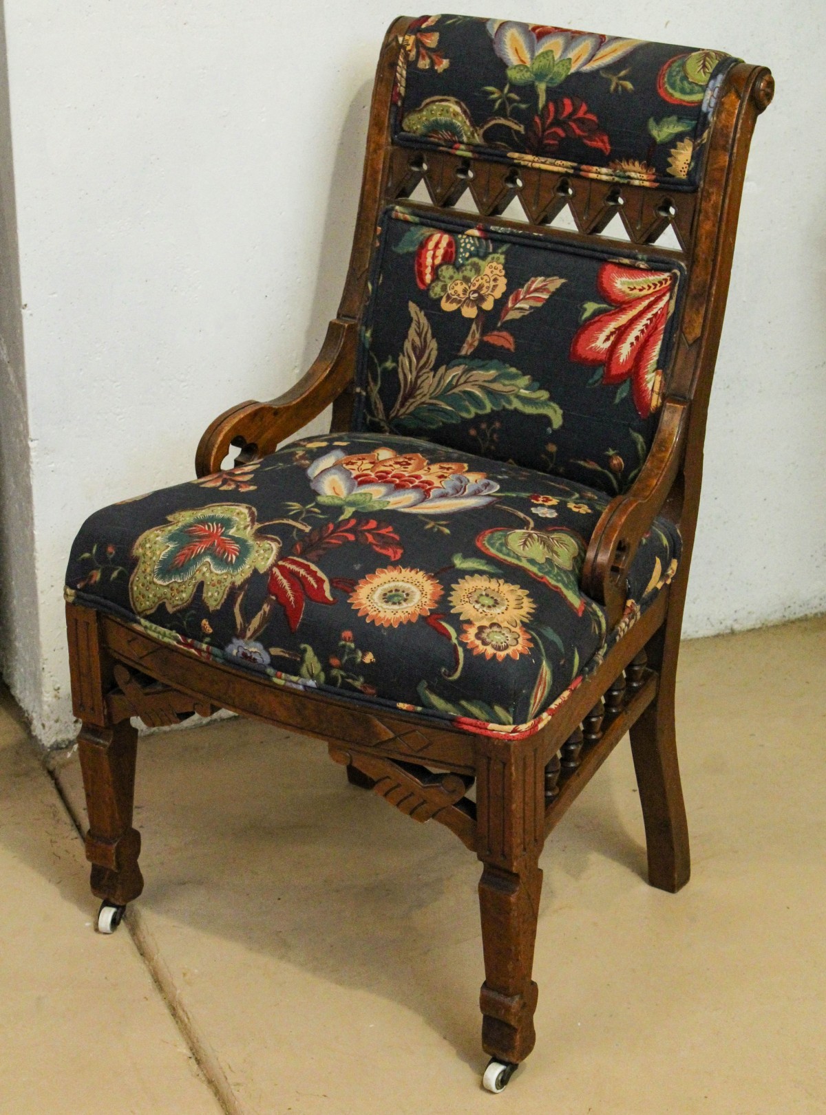 A 19TH CENTURY AMERICAN VICTORIAN WALNUT PARLOR CHAIR