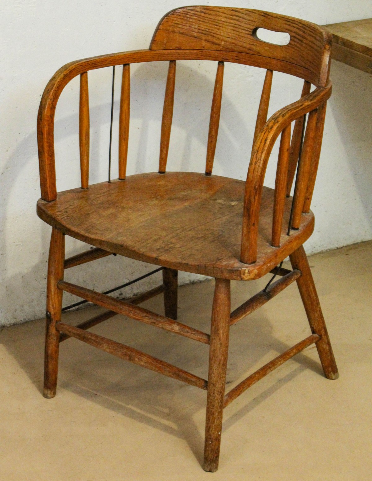 AN EARLY 20TH CENTURY ASH WOOD FIREHOUSE BARREL CHAIR