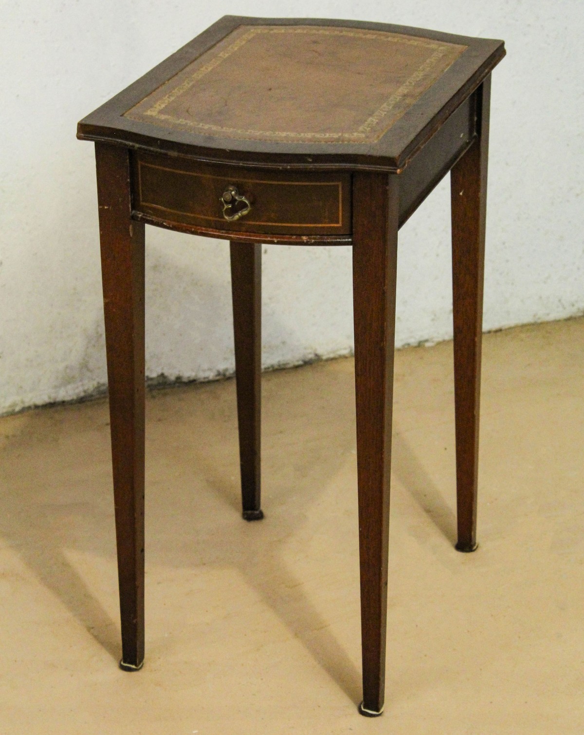 A SMALL HEPPLEWHITE STYLE SIDE TABLE WITH LEATHER TOP