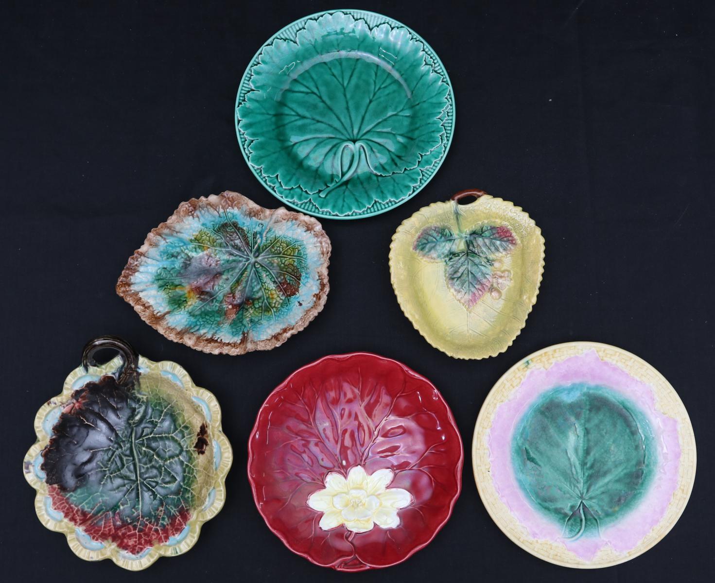 SIX ANTIQUE MAJOLICA PLATES AND TRAYS INCL WEDGWOOD