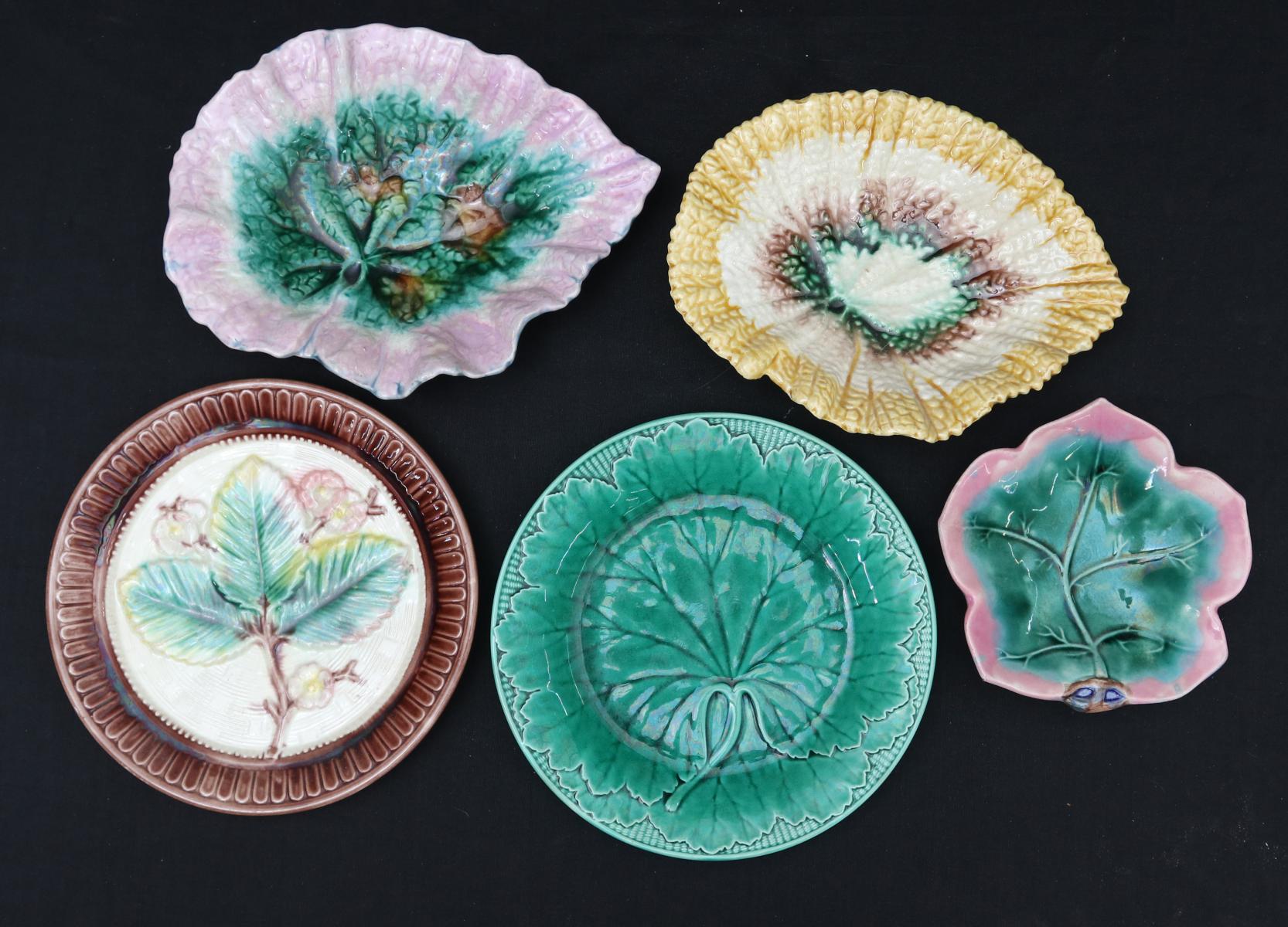 ETRUSCAN & WEDGWOOD ANTIQUE MAJOLICA PLATES AND TRAYS