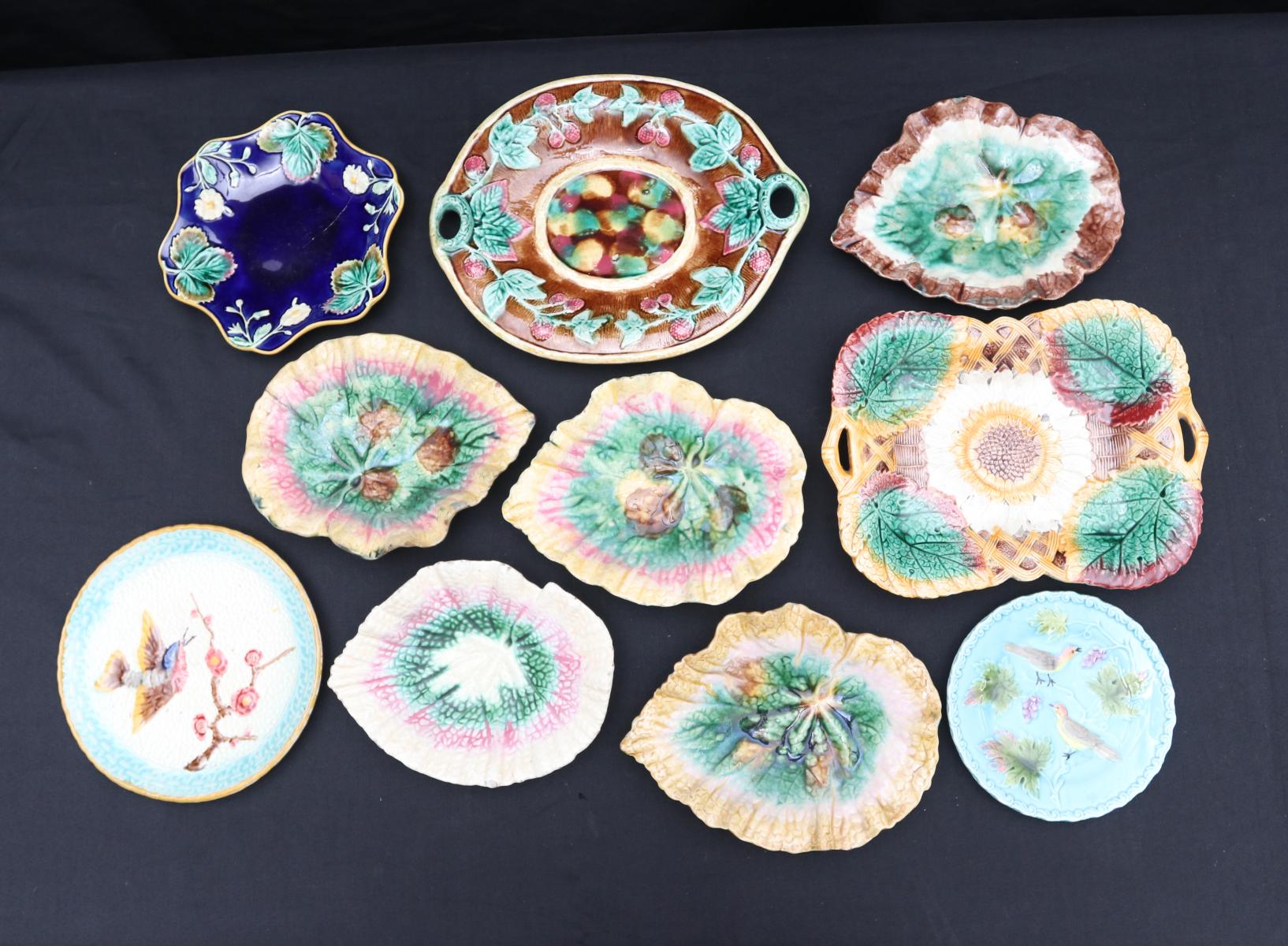 TEN ANTIQUE MAJOLICA PLATES AND TRAYS INCL ETRUSCAN