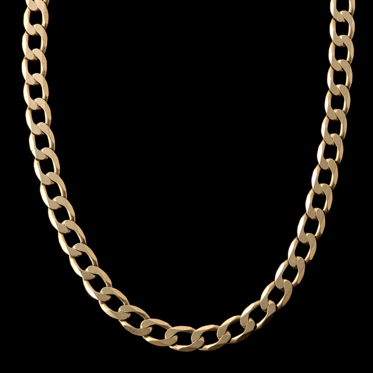 A GOOD HEAVY 10K YELLOW GOLD FLATTENED LINK NECKLACE