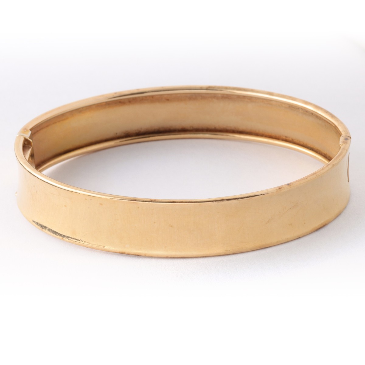 A FLAT WIDE MODERNE 14K GOLD BANGLE BRACELET