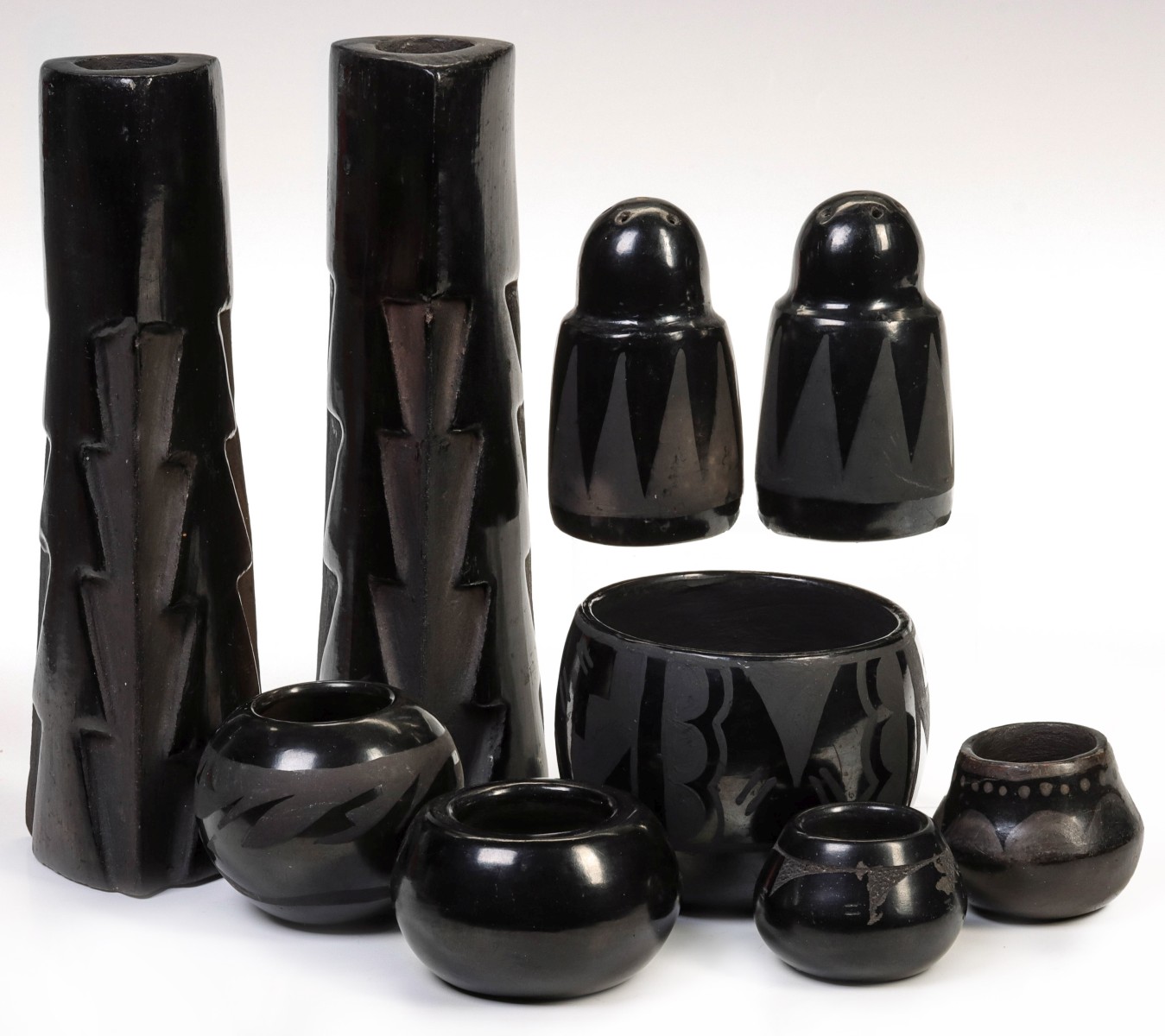 A COLLECTION OF SANTA CLARA POLISHED BLACK TABLE WARES