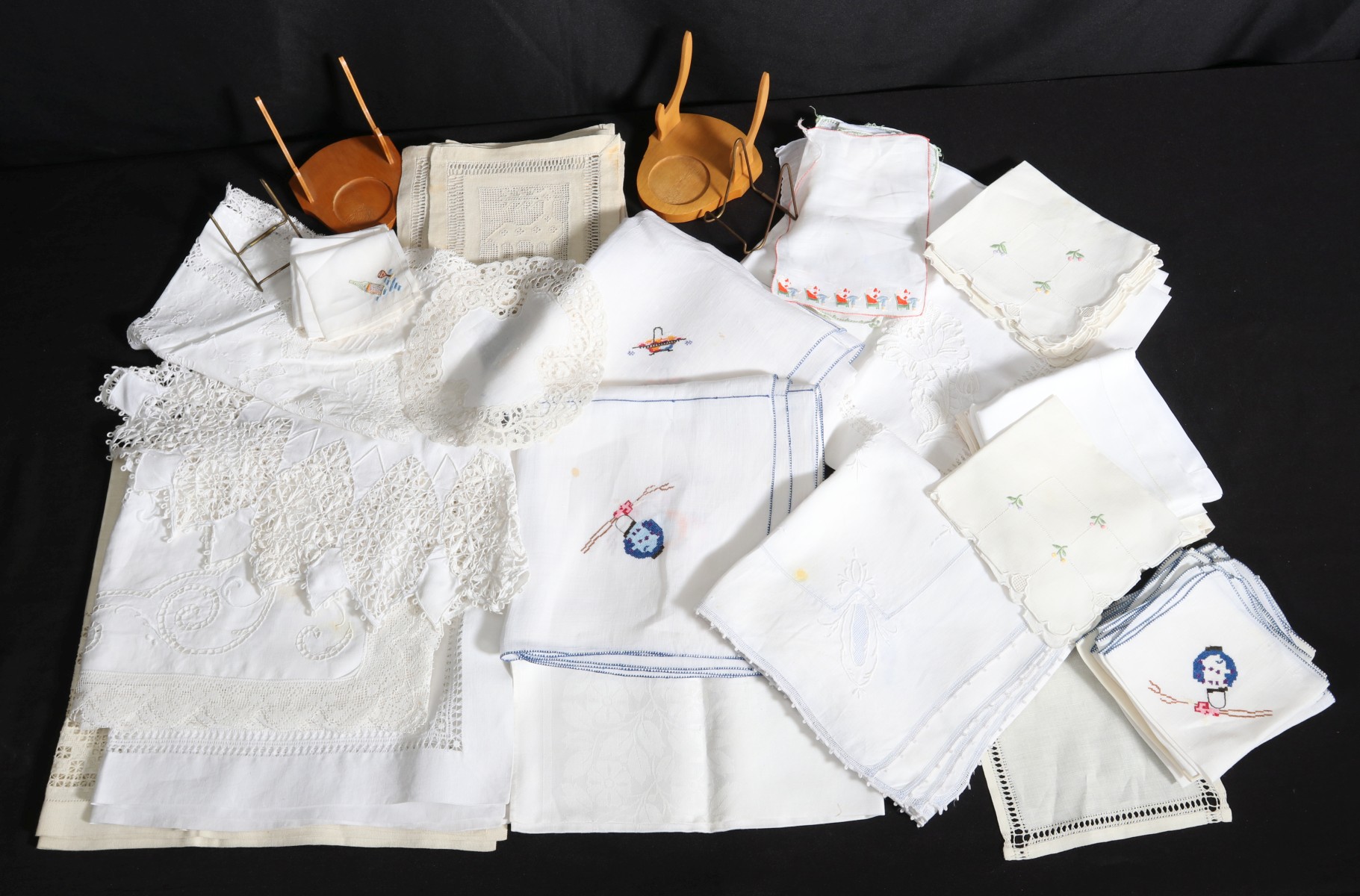 LOT OF ANTIQUE LINENS AND LACE