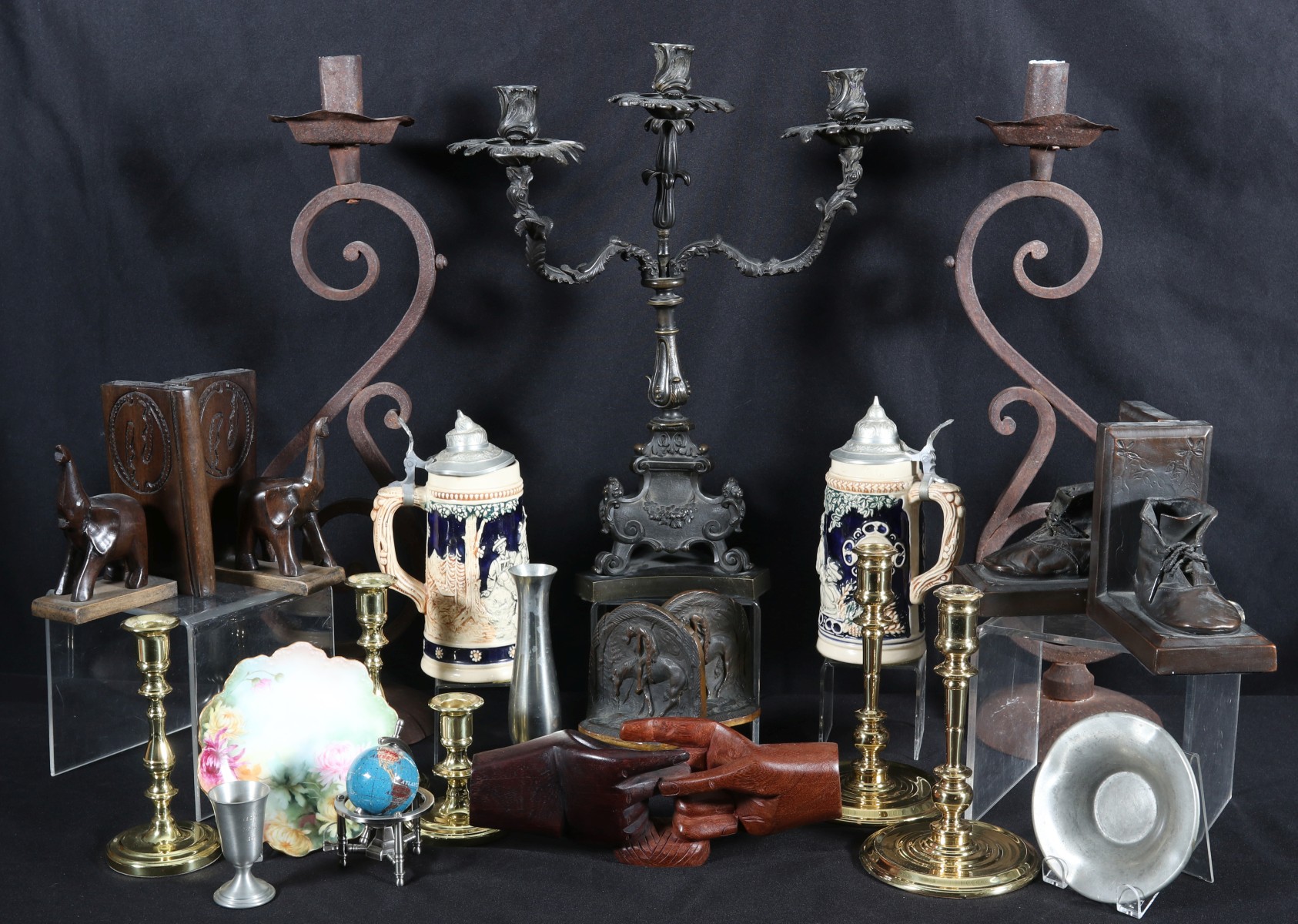 A COLLECTION OF ANTIQUES AND DECORATIVE ITEMS