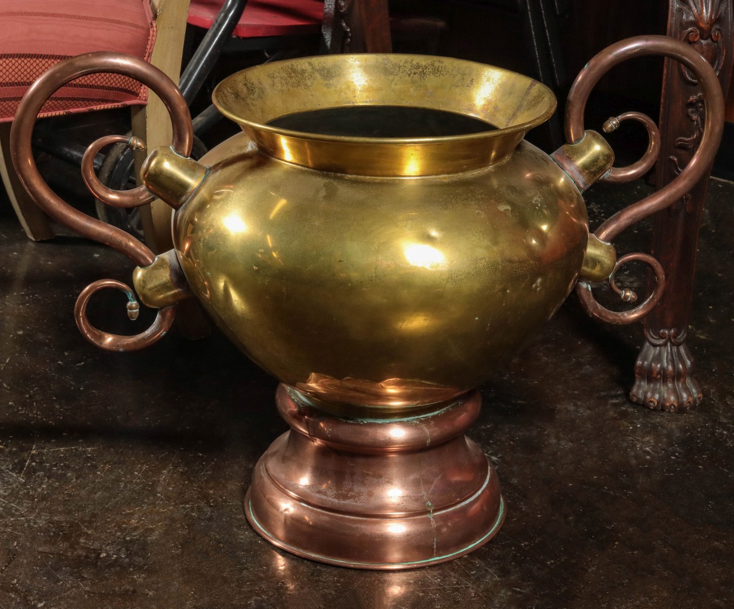 A LARGE IMPRESSIVE BRASS AND COPPER URN WITH HANDLES