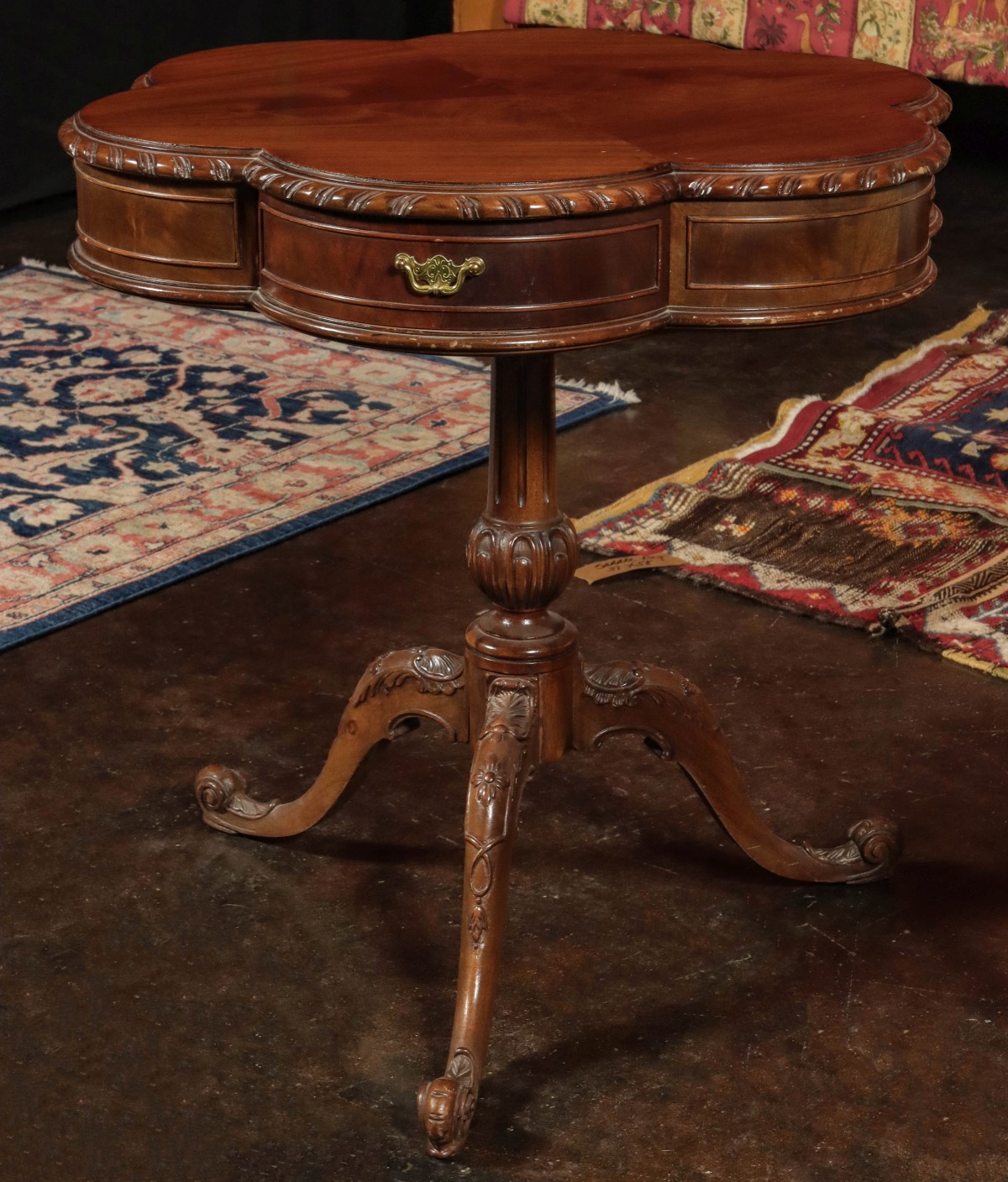 A NICE MAHOGANY DRUM TABLE WITH CHIPPENDALE STYLING