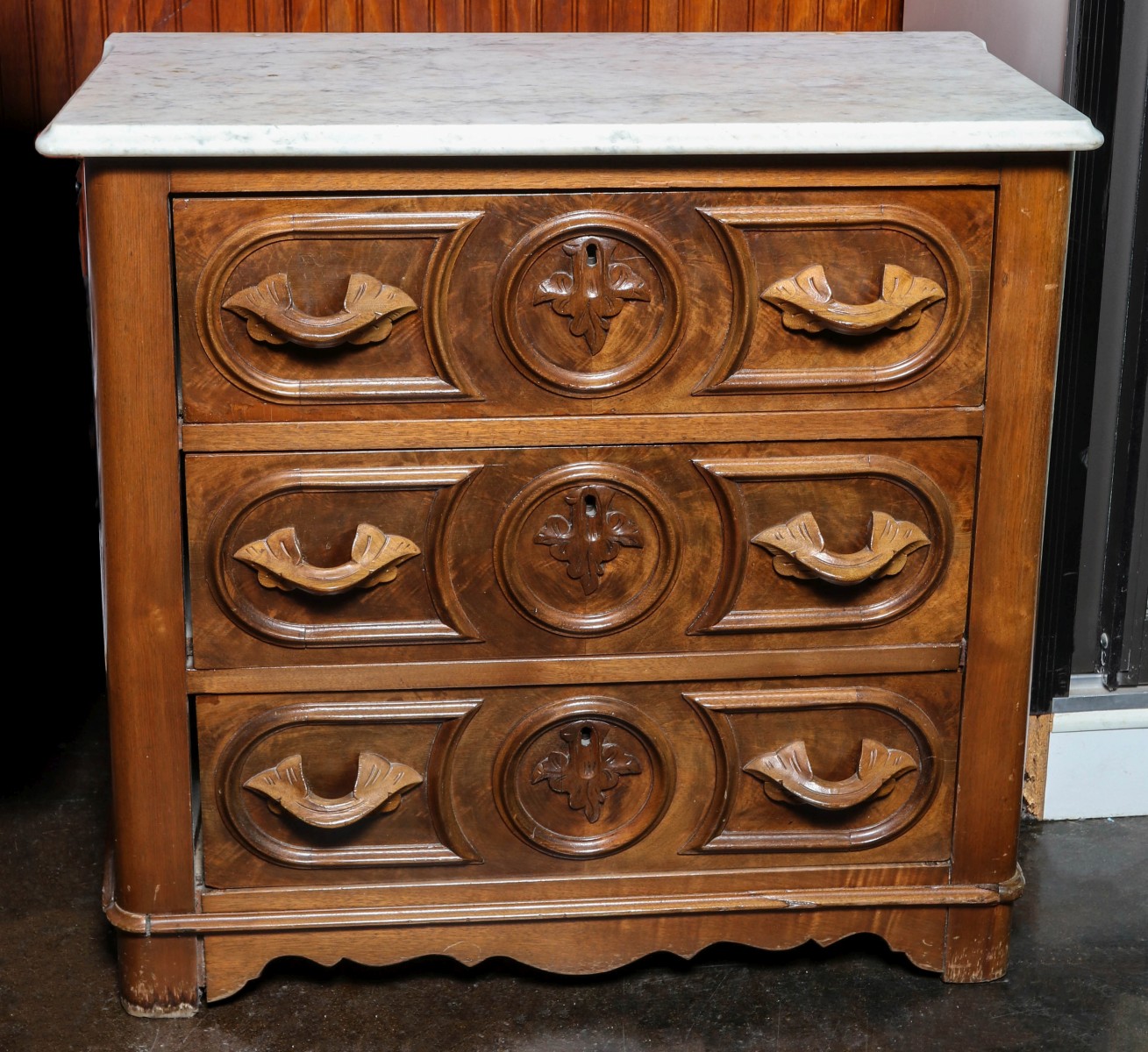 AN AMERICAN VICTORIAN MARBLE TOP WASH STAND