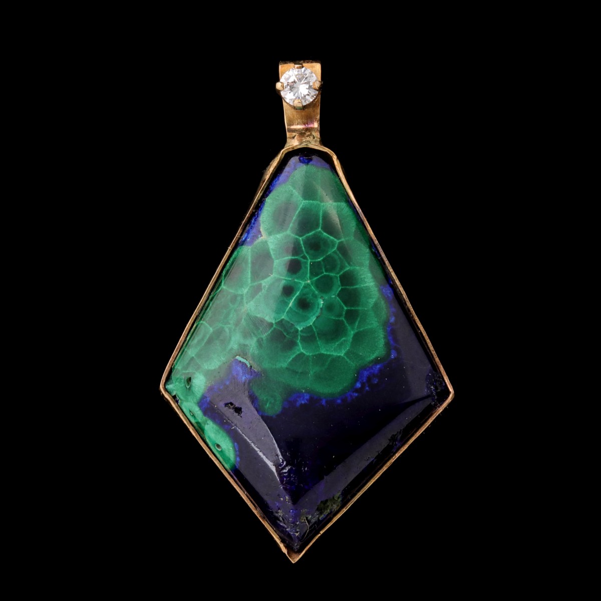 A 14 KARAT GOLD PENDANT WITH SEMIPRECIOUS CABOCHON