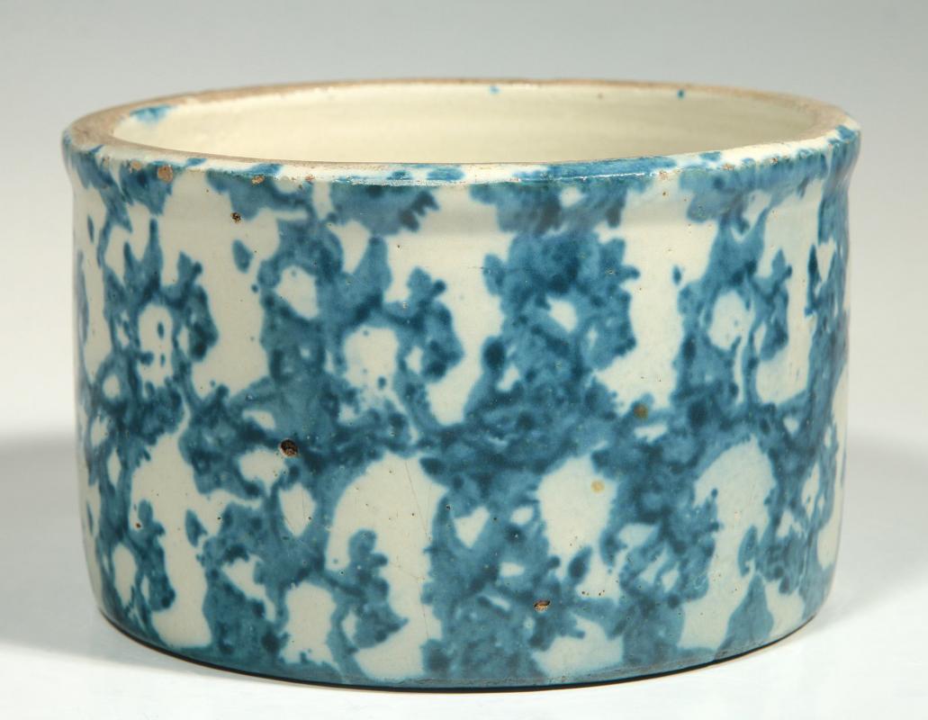 A BLUE & WHITE BUTTER CROCK WITH SPONGE DECORATION