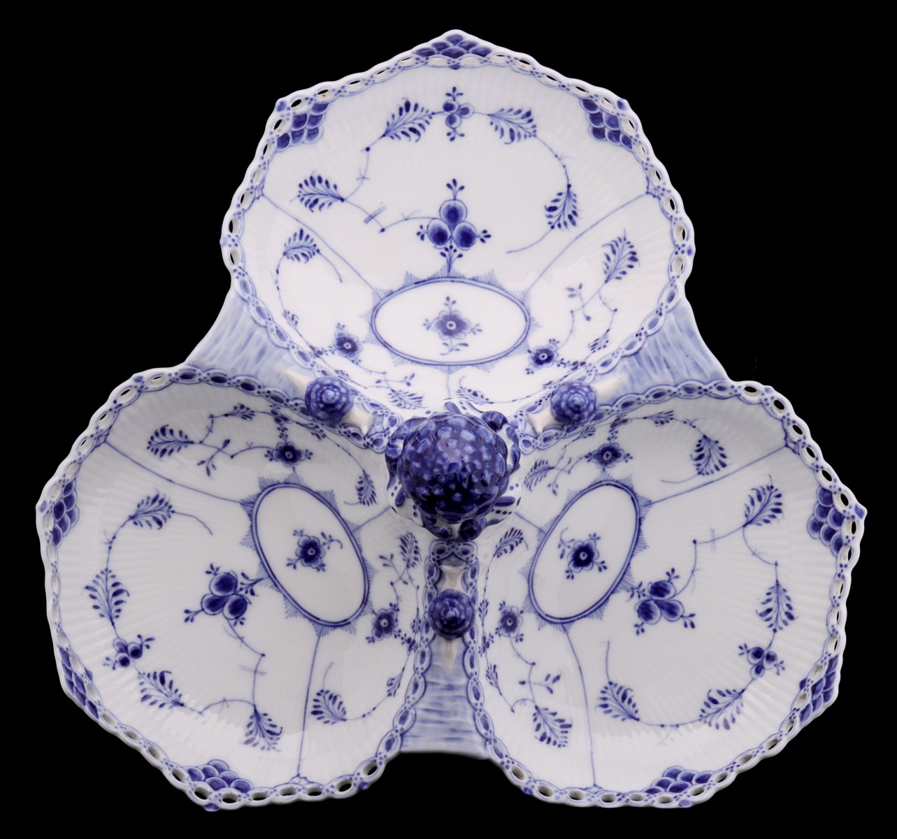 AN EARLY ROYAL COPENHAGEN FLUTED FULL LACE CABARET DISH