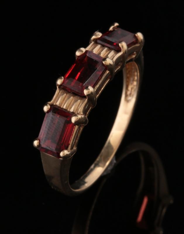 A 10K GOLD GARNET FASHION RING