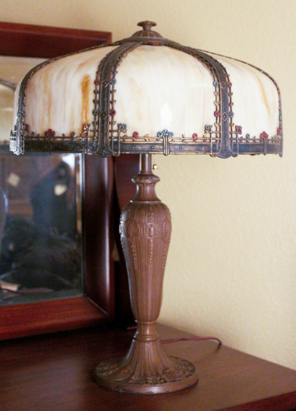 A VERY NICE HIGH QUALITY 1920s BENT PANEL LAMP