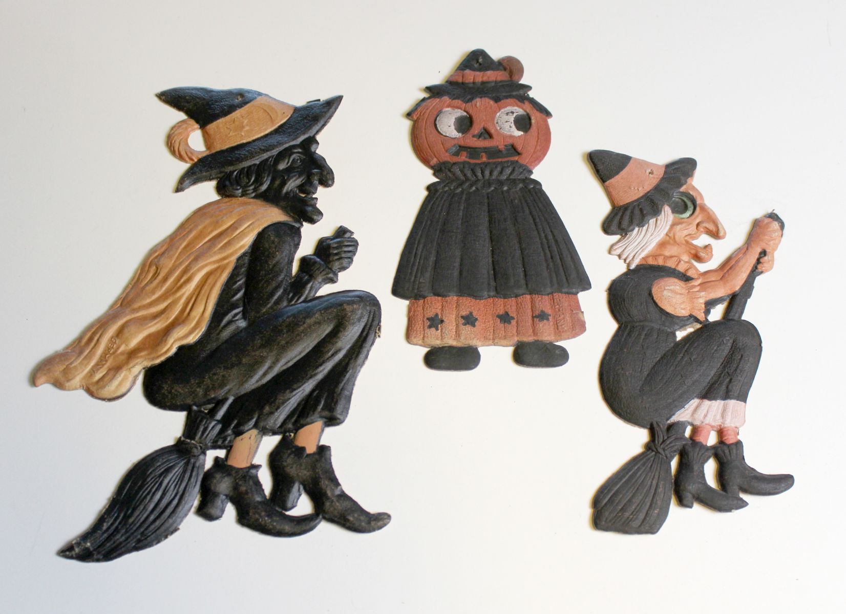 DIE-CUT EMBOSSED HALLOWEEN DECORATIONS MKD GERMANY