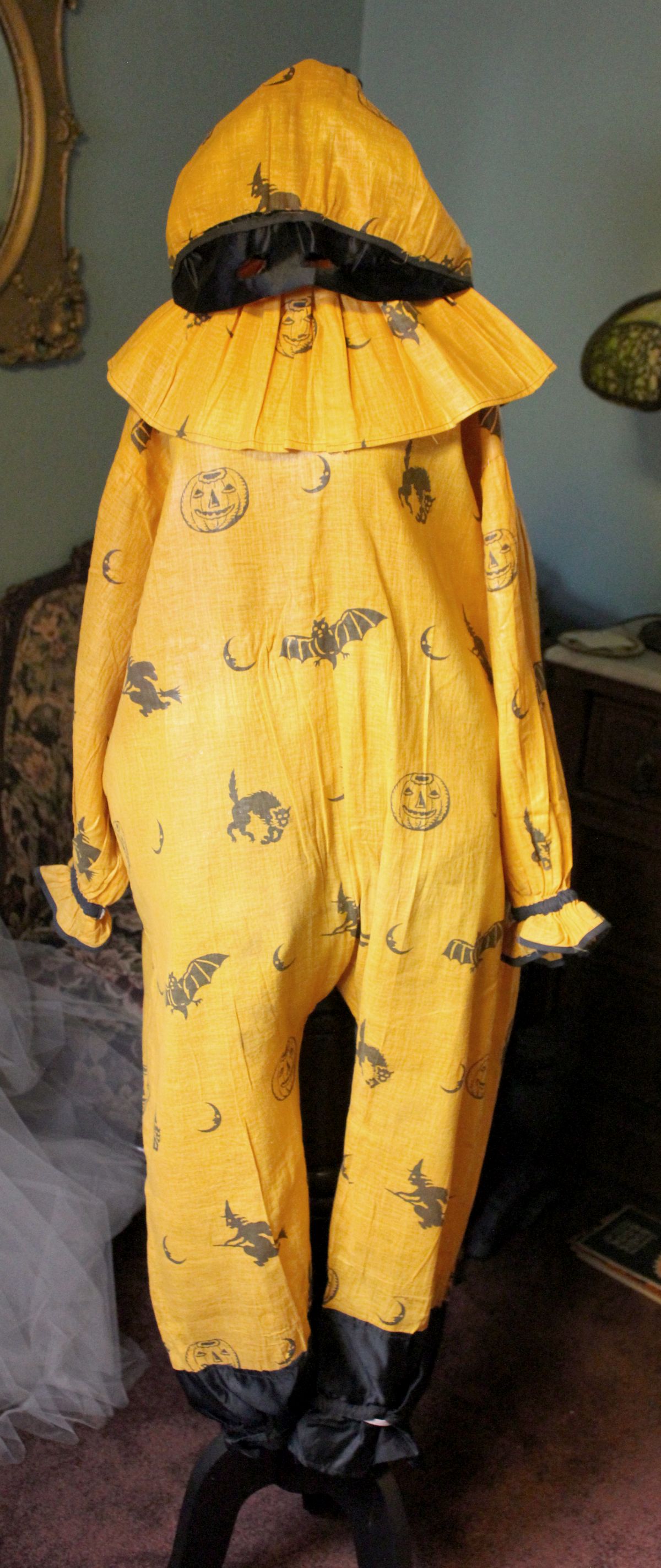 A CIRCA 1930s CHILD'S HALLOWEEN COSTUME