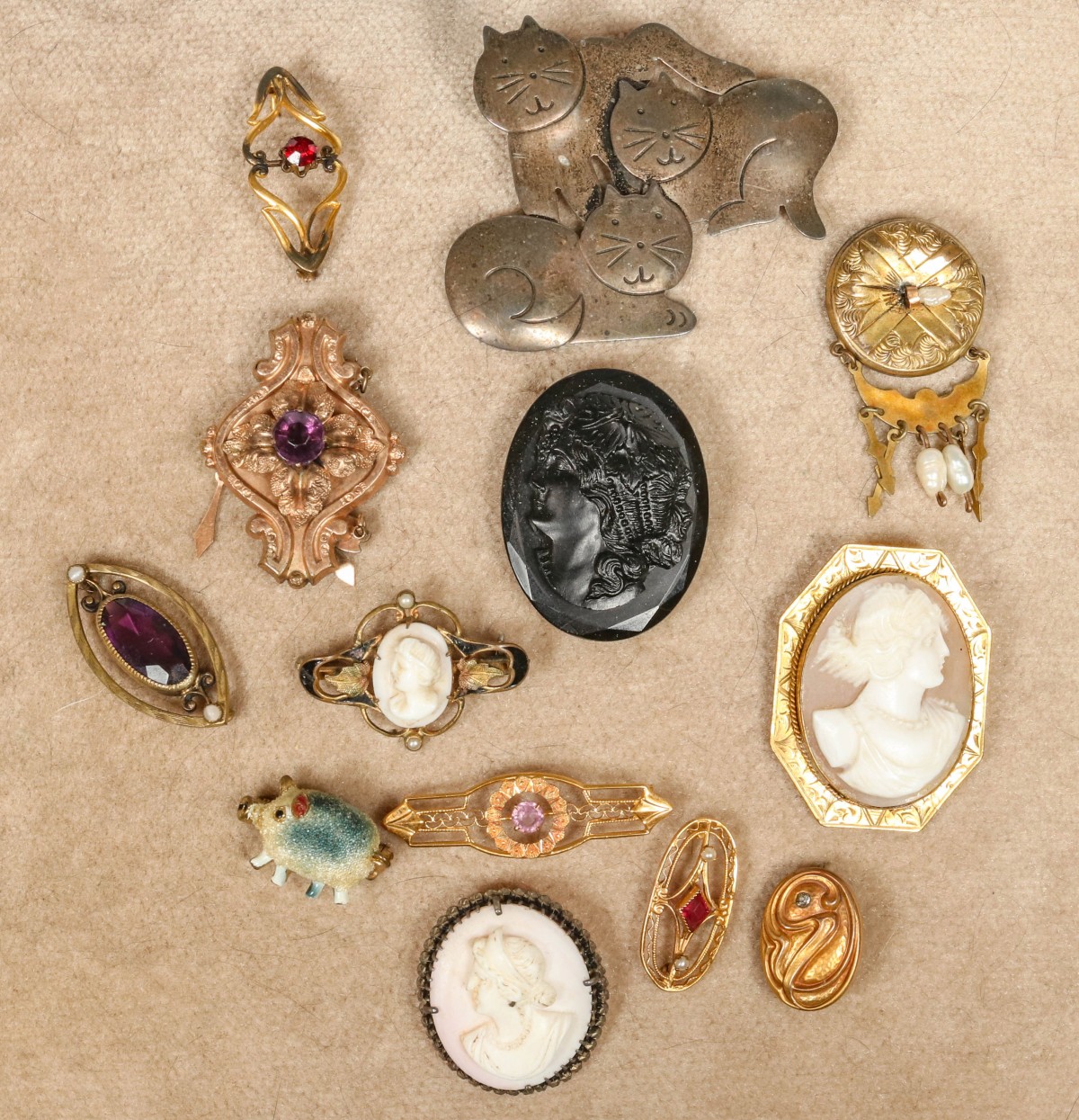 A COLLECTION OF GOLD AND OTHER VICTORIAN JEWELRY